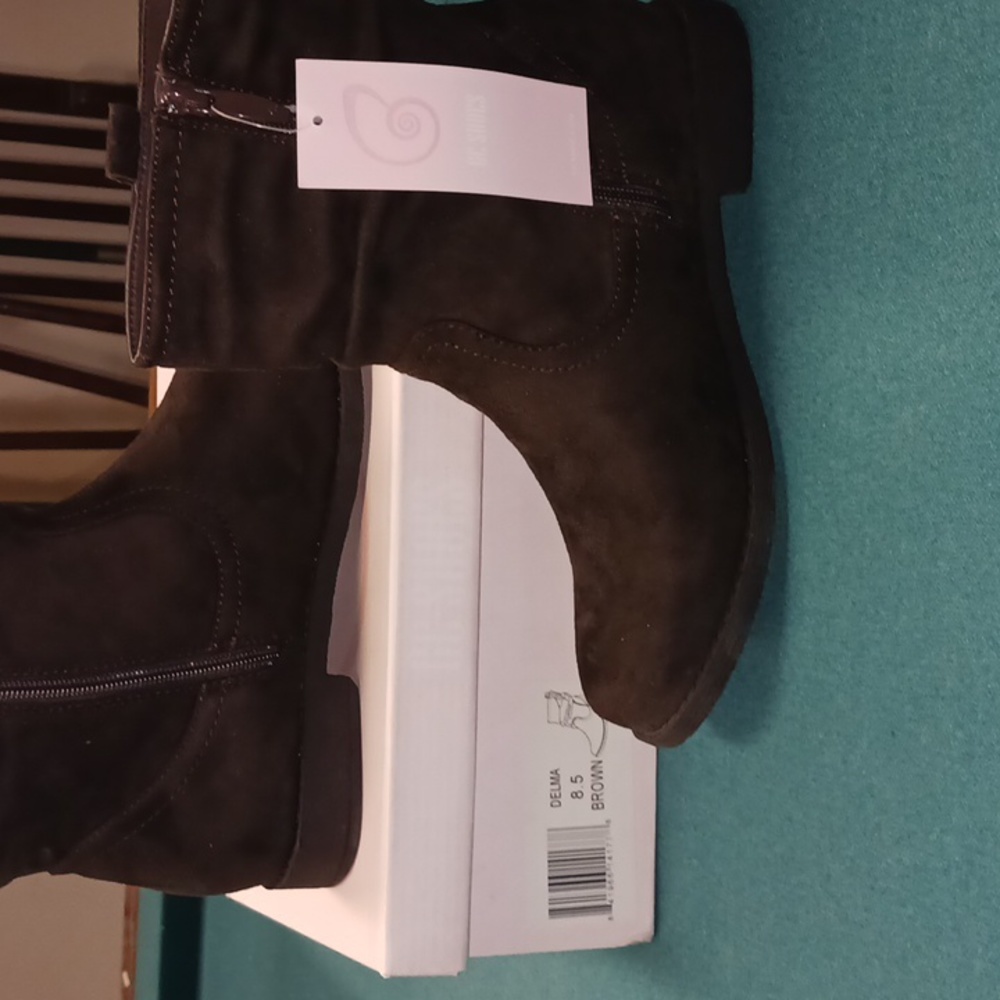 NWT 8.5 brown delma booties